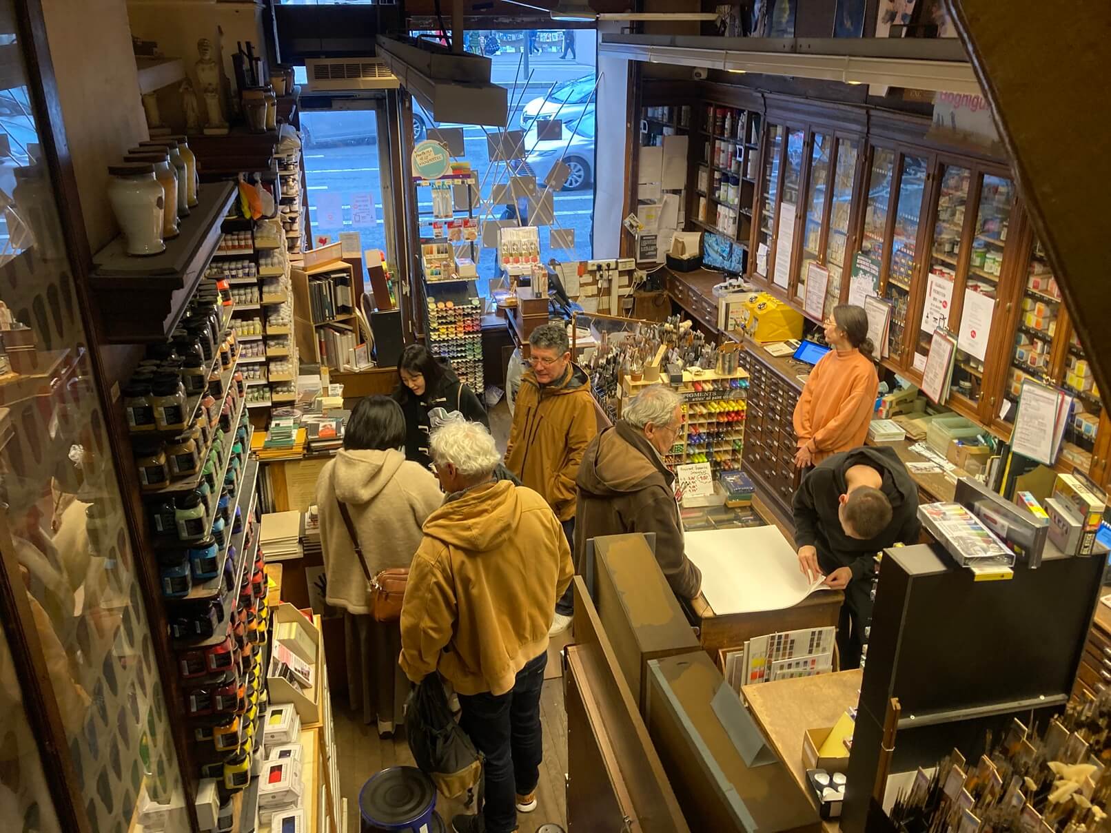 パリ・アート情報「アートを支える存在、パリの老舗画材店」