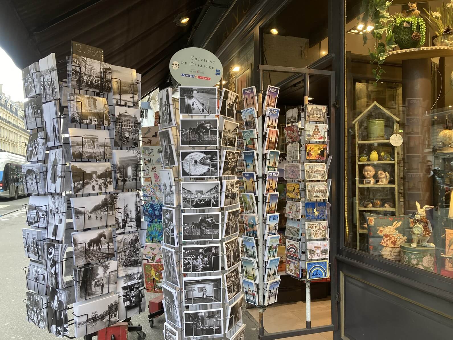 パリ・アート情報「パリで選ぶ文房具、街を映す紙のかたち」