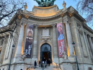 パリ・アート情報「ノートルダム新ステンドグラス、グランパレで初公開、論争の渦中で」