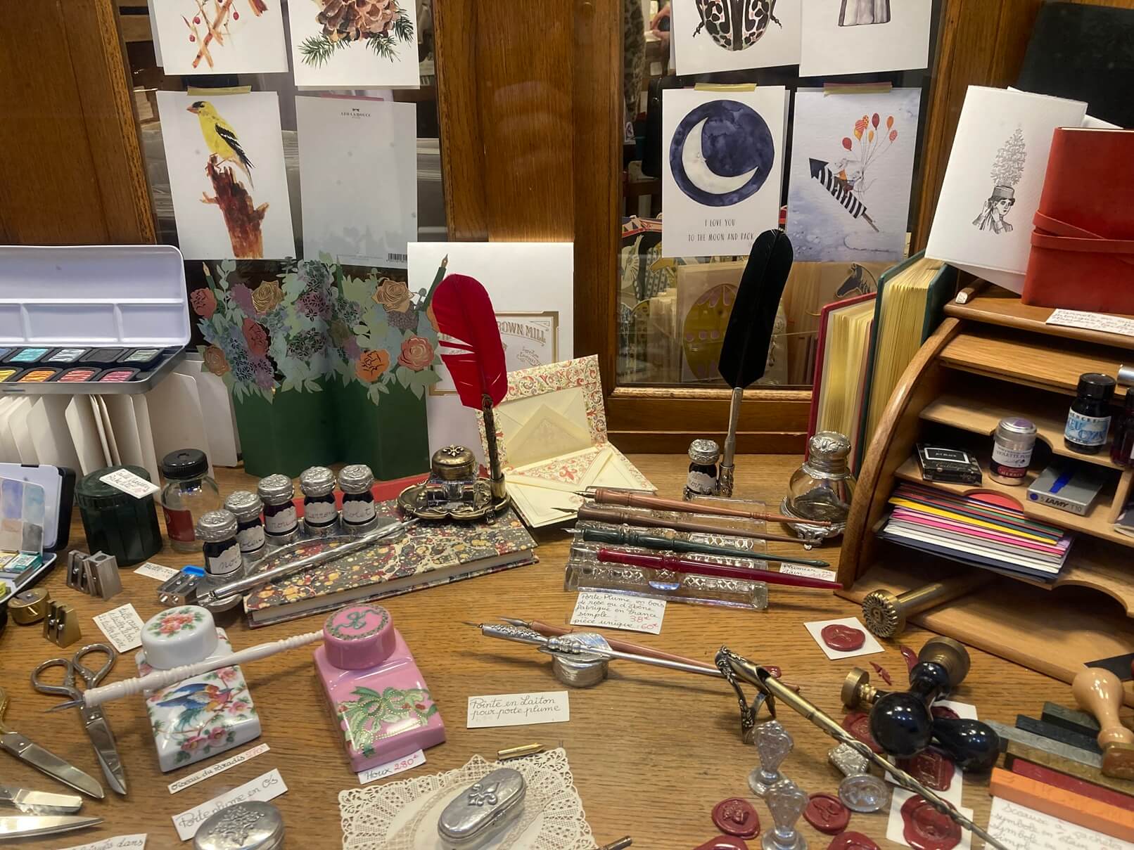 パリ・アート情報「パリで選ぶ文房具、街を映す紙のかたち」