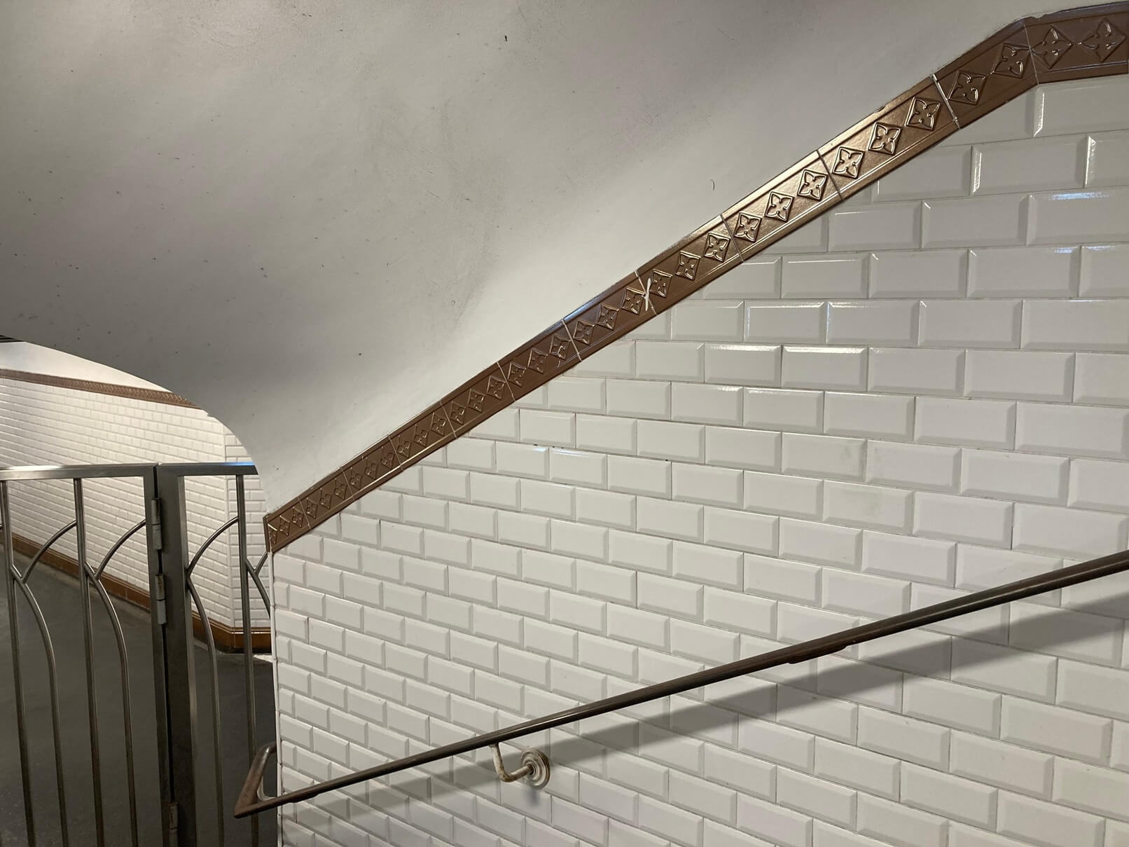 パリ・アート情報「パリの地下鉄ホームがアート作品に。日常の移動に美を」