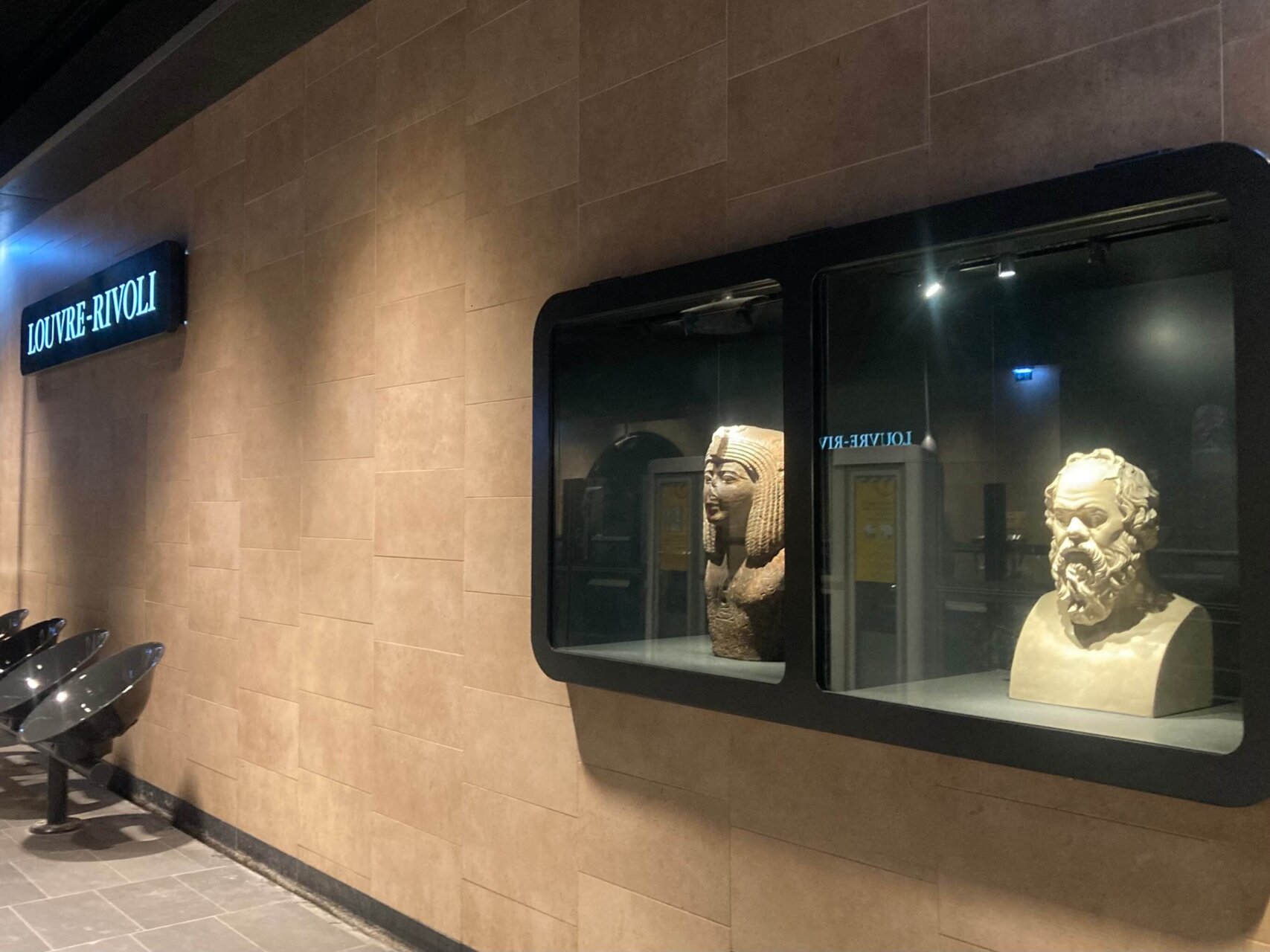 パリ・アート情報「パリの地下鉄ホームがアート作品に。日常の移動に美を」