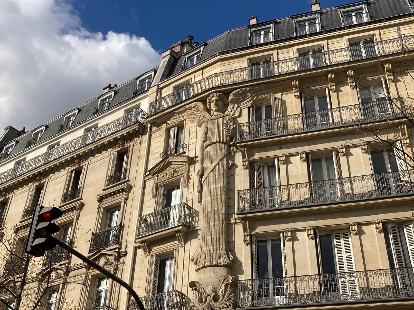 パリ・カルチャー情報「パリの建物を支える女性像、「カリアティード」の秘密」