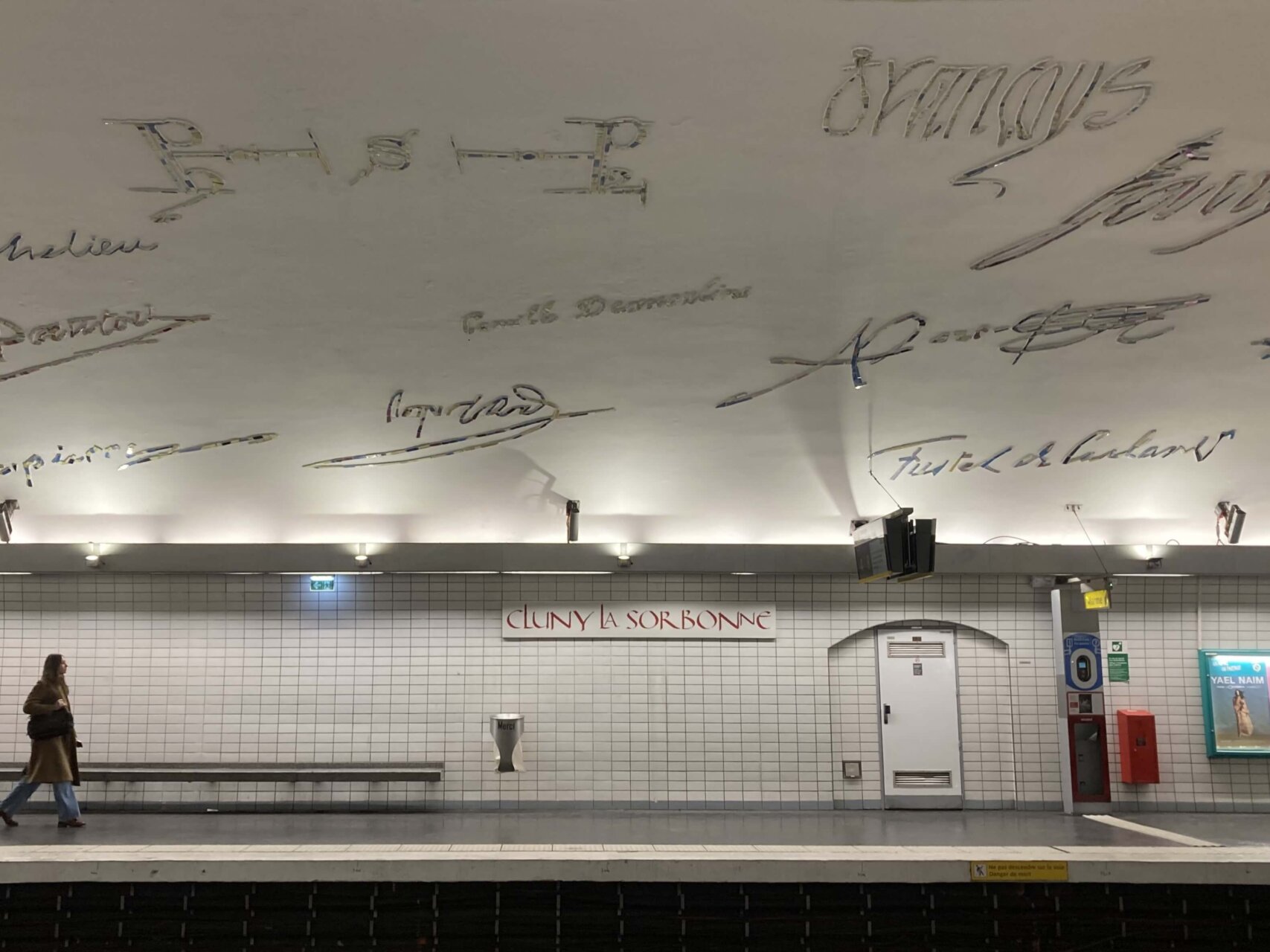 パリ・アート情報「パリの地下鉄ホームがアート作品に。日常の移動に美を」