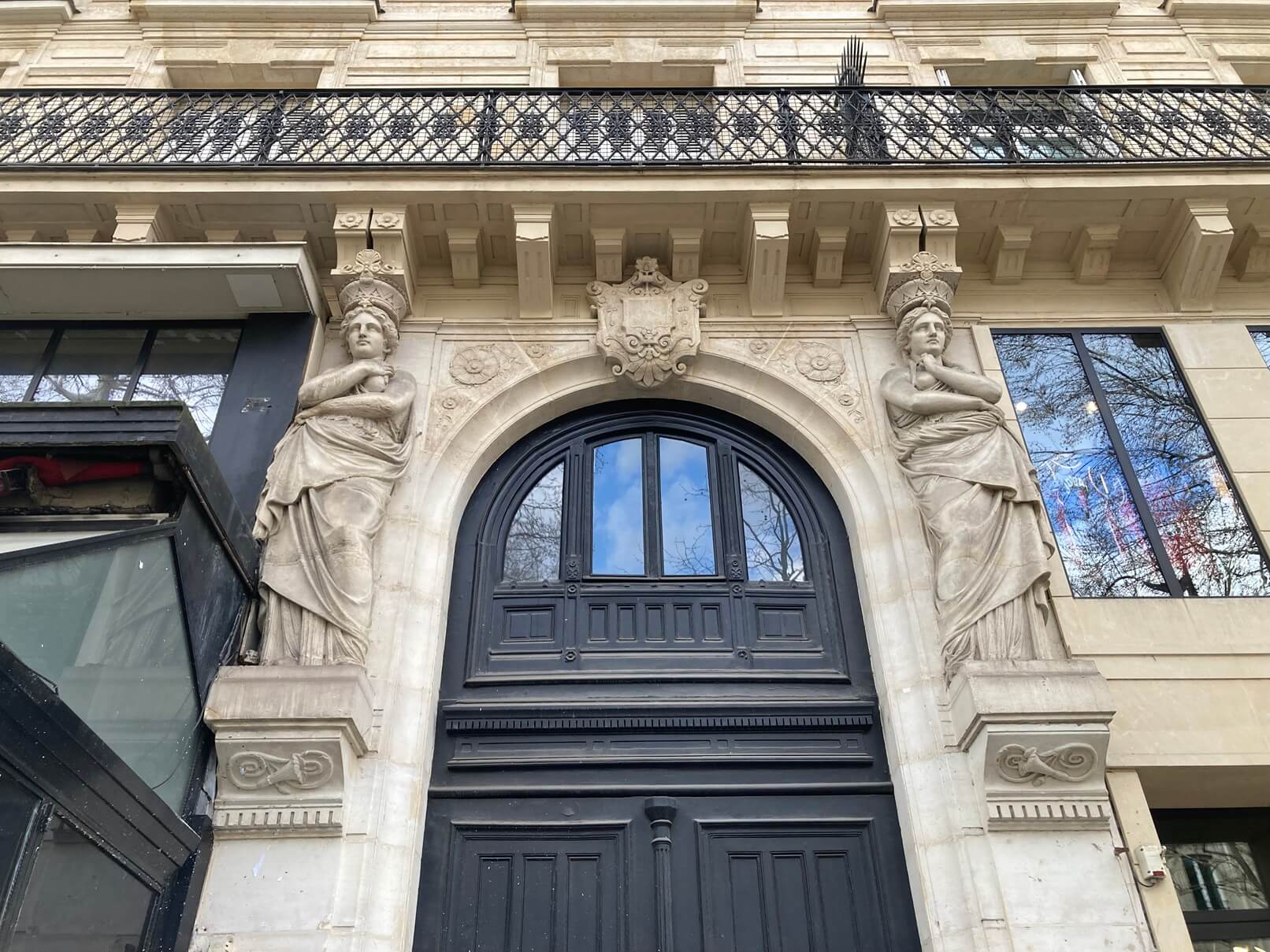 パリ・カルチャー情報「パリの建物を支える女性像、「カリアティード」の秘密」