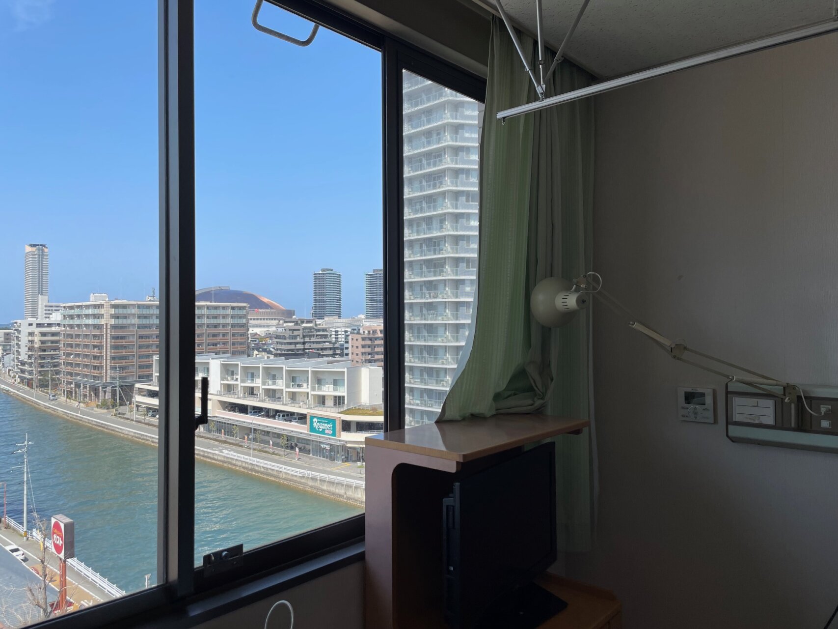 母さんの手を握る父ちゃんの巻