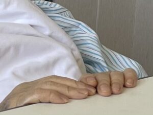 母さんの手を握る父ちゃんの巻