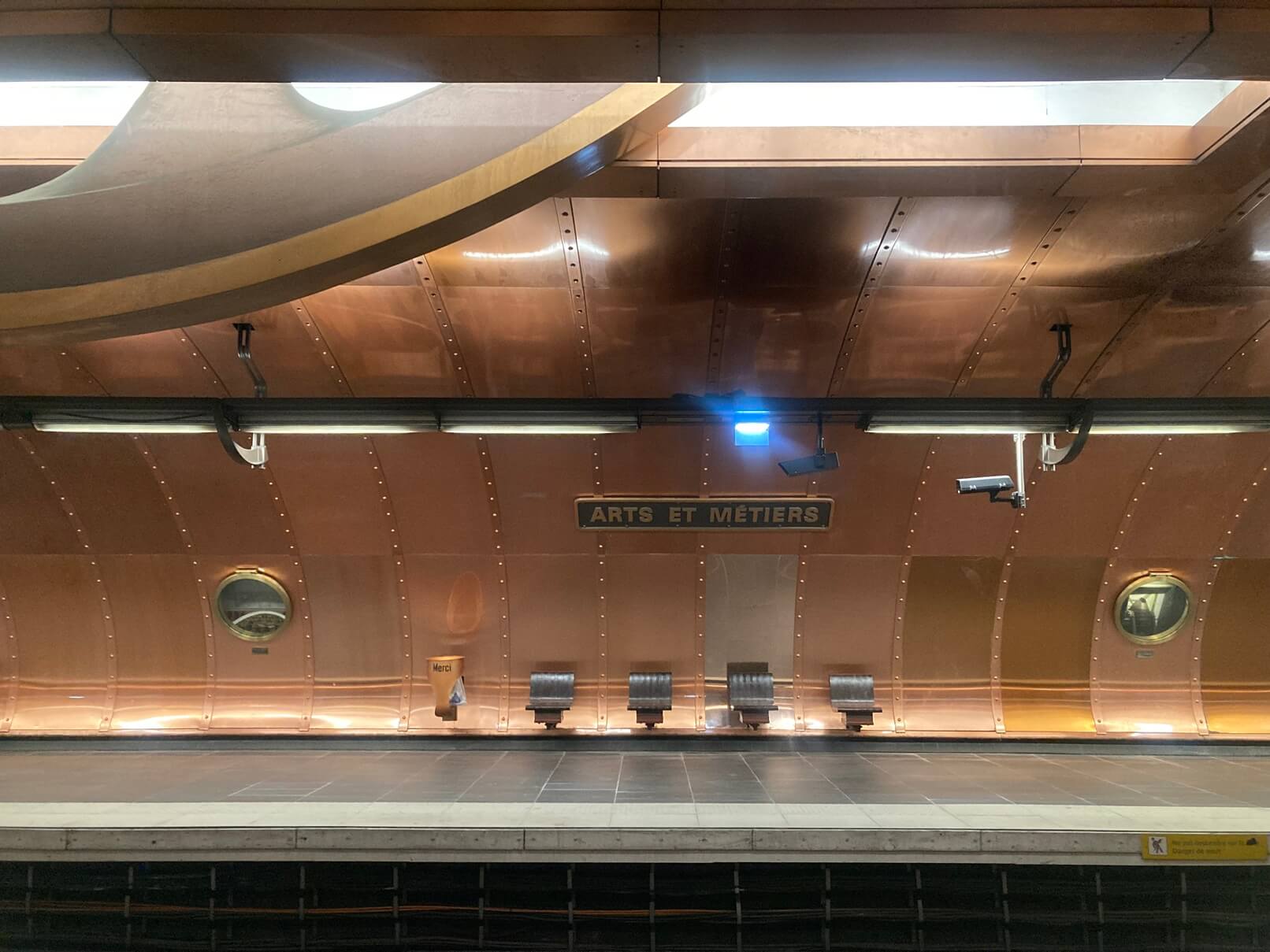 パリ・アート情報「パリの地下鉄ホームがアート作品に。日常の移動に美を」