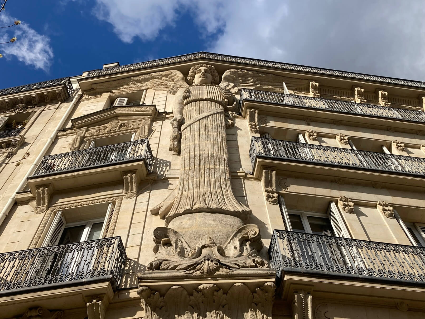 パリ・カルチャー情報「パリの建物を支える女性像、「カリアティード」の秘密」