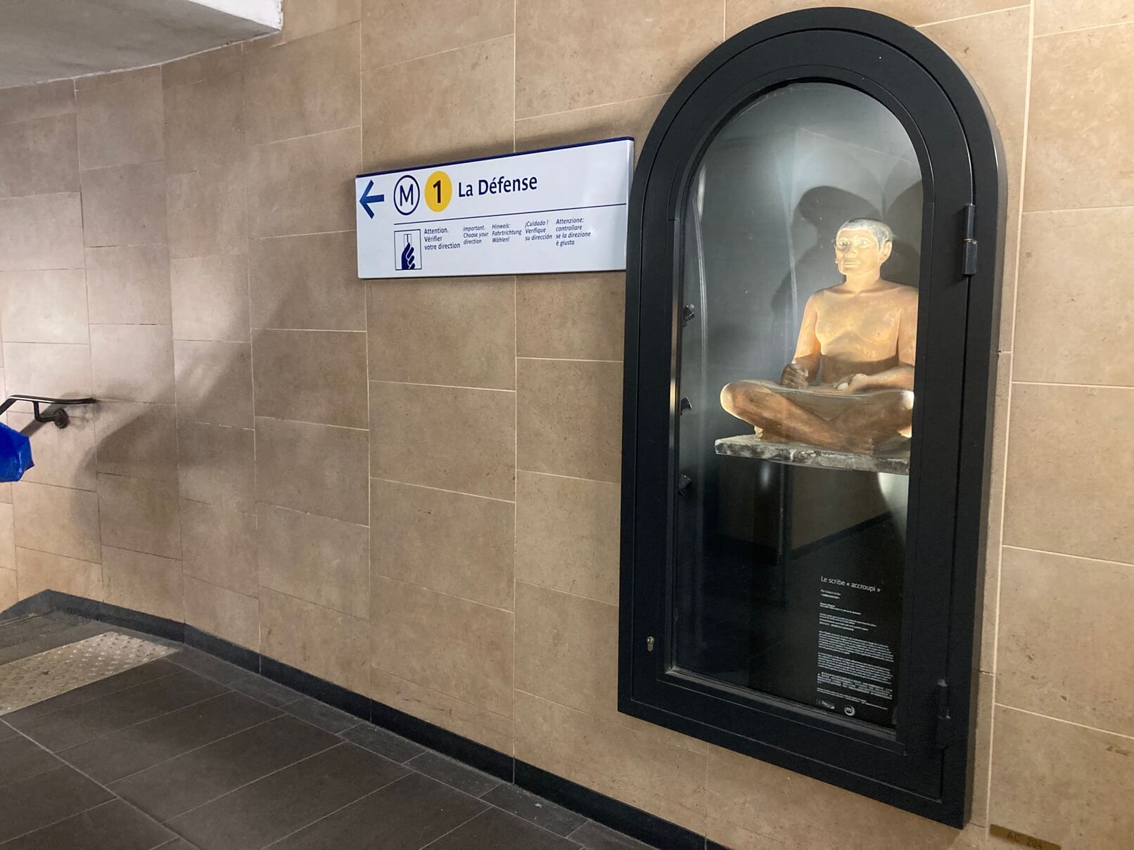 パリ・アート情報「パリの地下鉄ホームがアート作品に。日常の移動に美を」