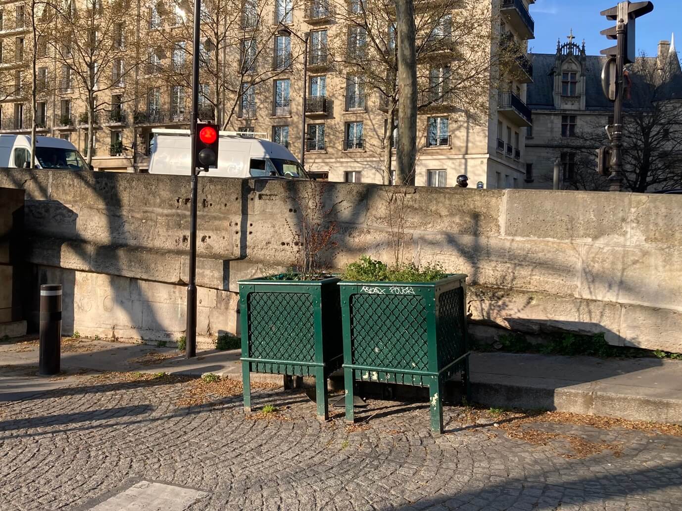 パリ・カルチャー情報「パリの街を染める“あの緑”はどこから? 不思議な色の正体」