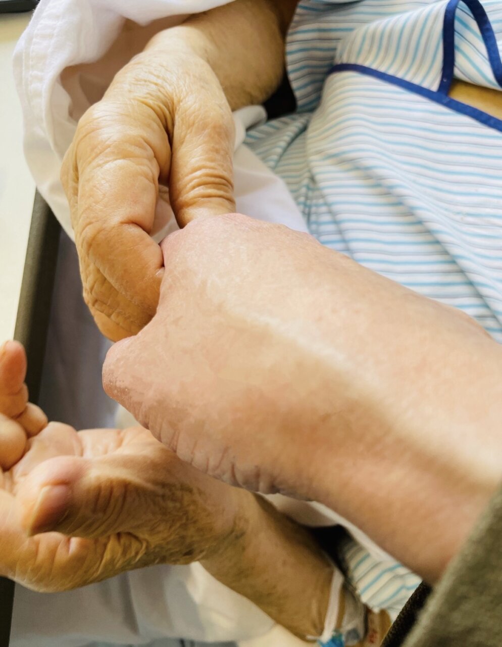 母さんの手を握る父ちゃんの巻