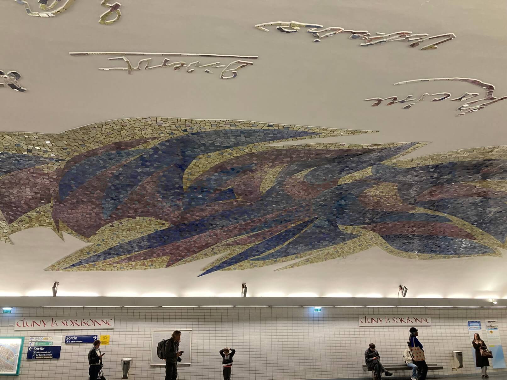 パリ・アート情報「パリの地下鉄ホームがアート作品に。日常の移動に美を」