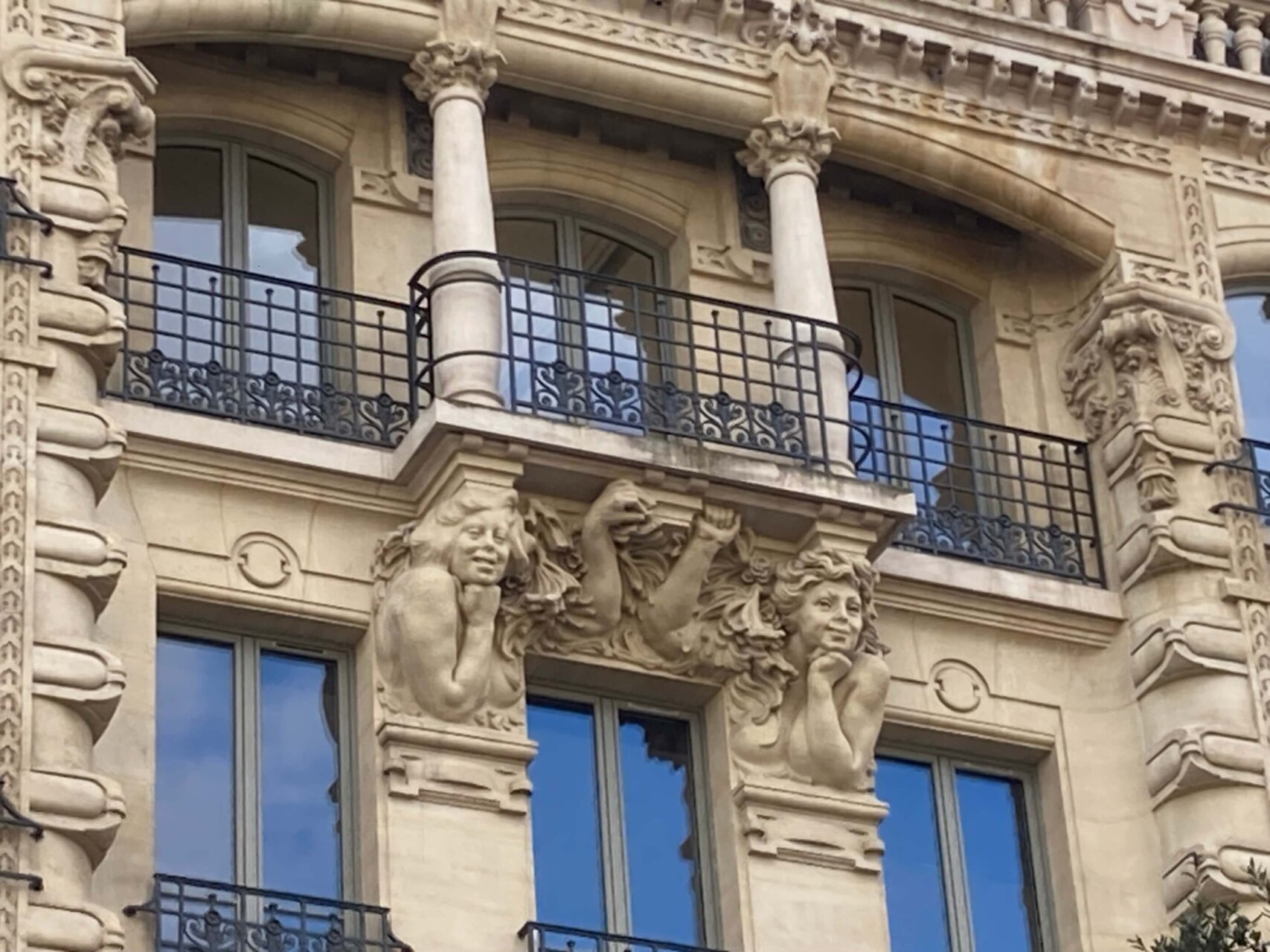 パリ・カルチャー情報「パリの建物を支える女性像、「カリアティード」の秘密」