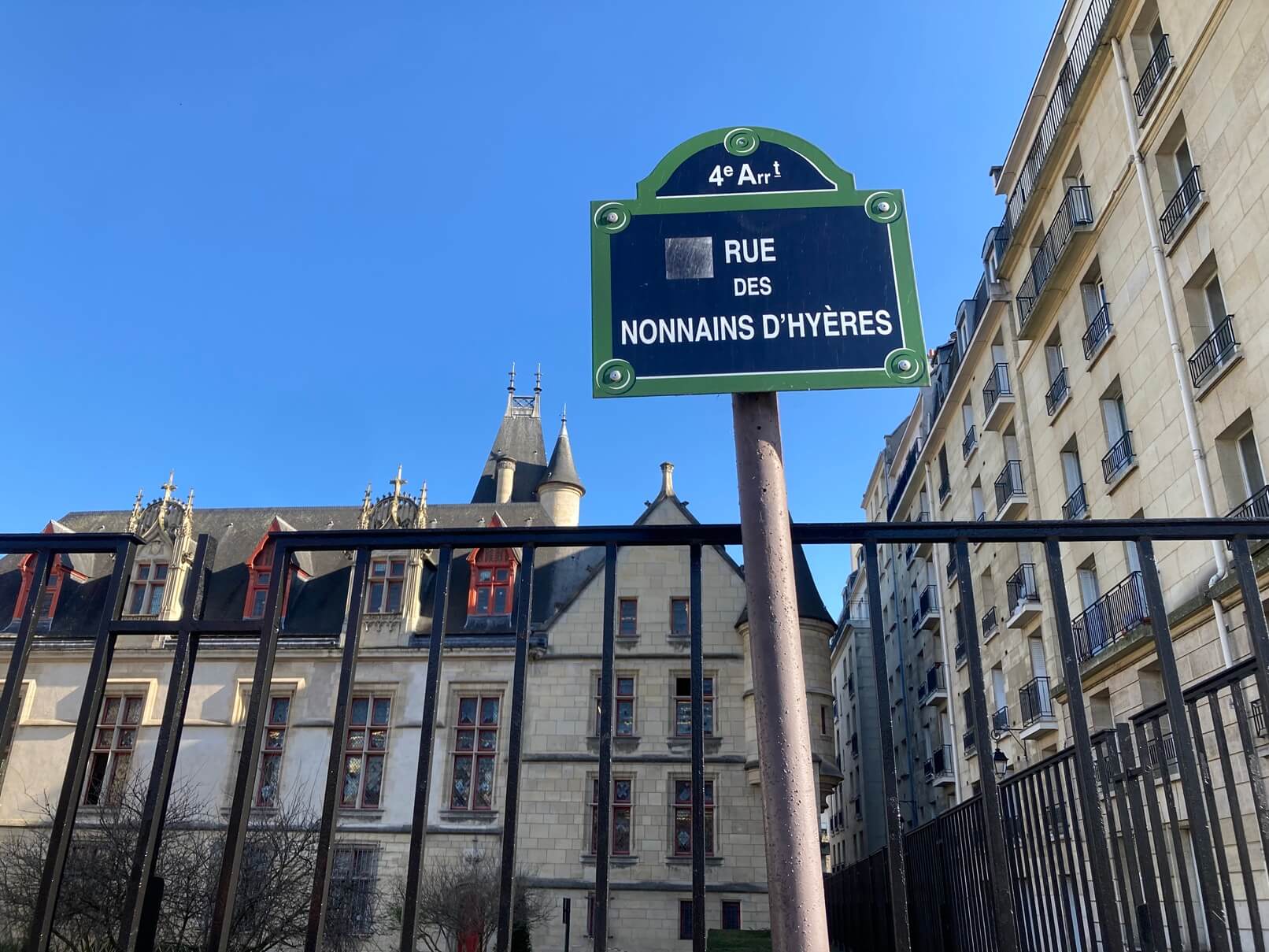 パリ・カルチャー情報「パリの通り名プレート、街に刻まれる小さな歴史」