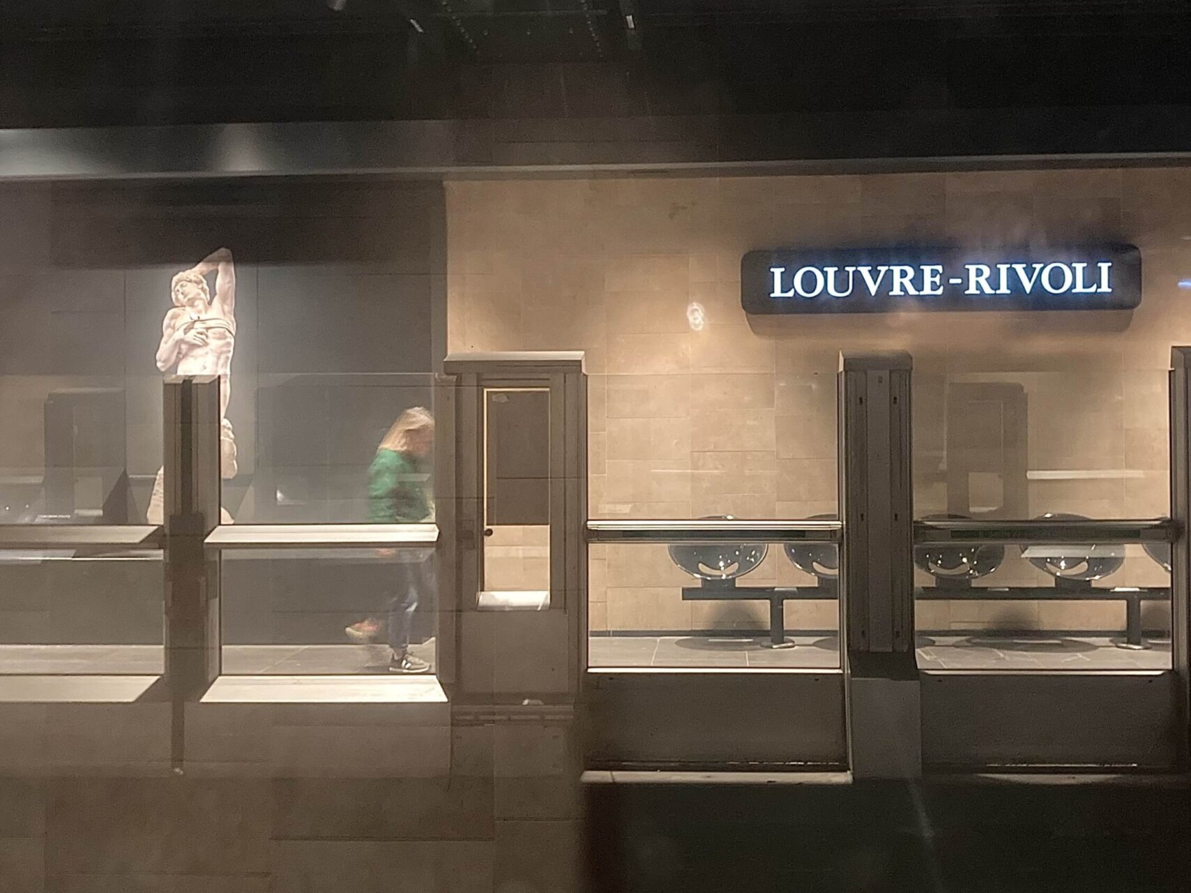 パリ・アート情報「パリの地下鉄ホームがアート作品に。日常の移動に美を」