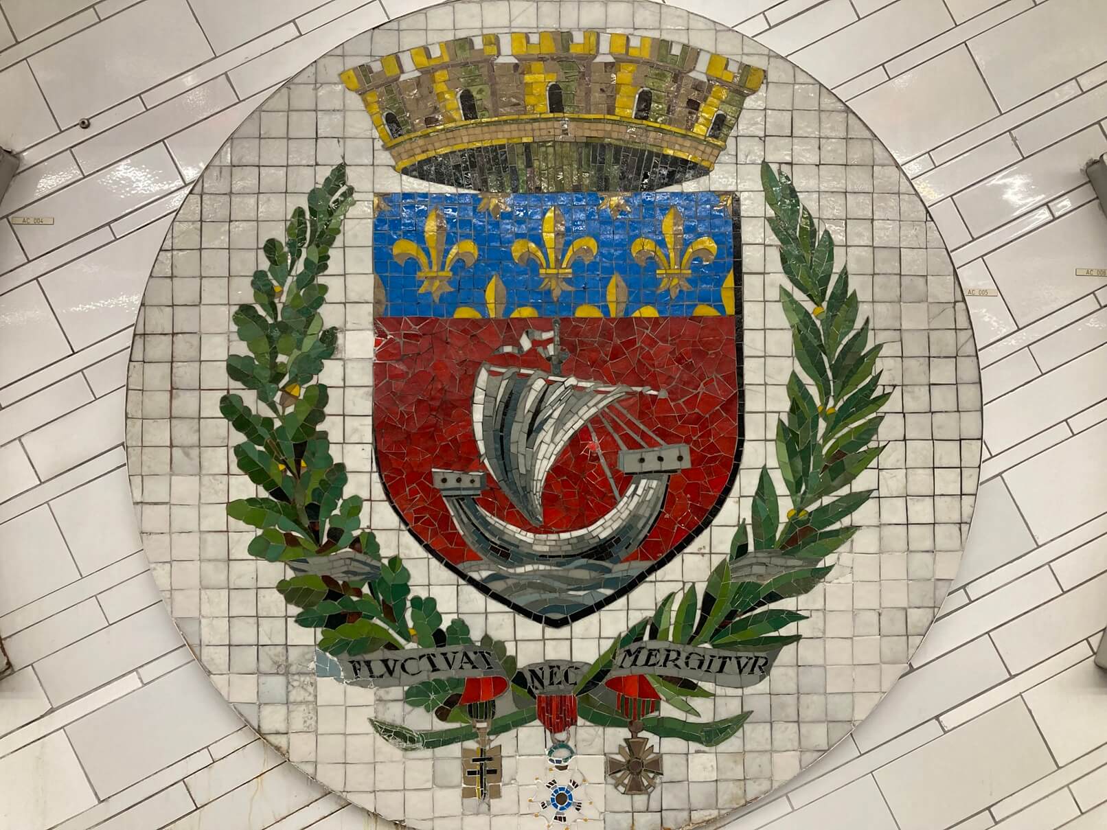 パリ・アート情報「パリの地下鉄ホームがアート作品に。日常の移動に美を」