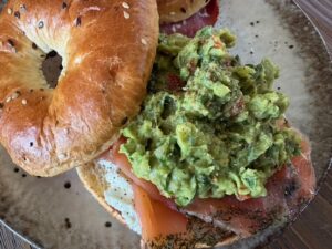 毎日が勝負飯、「ワカモーレのベーグル」