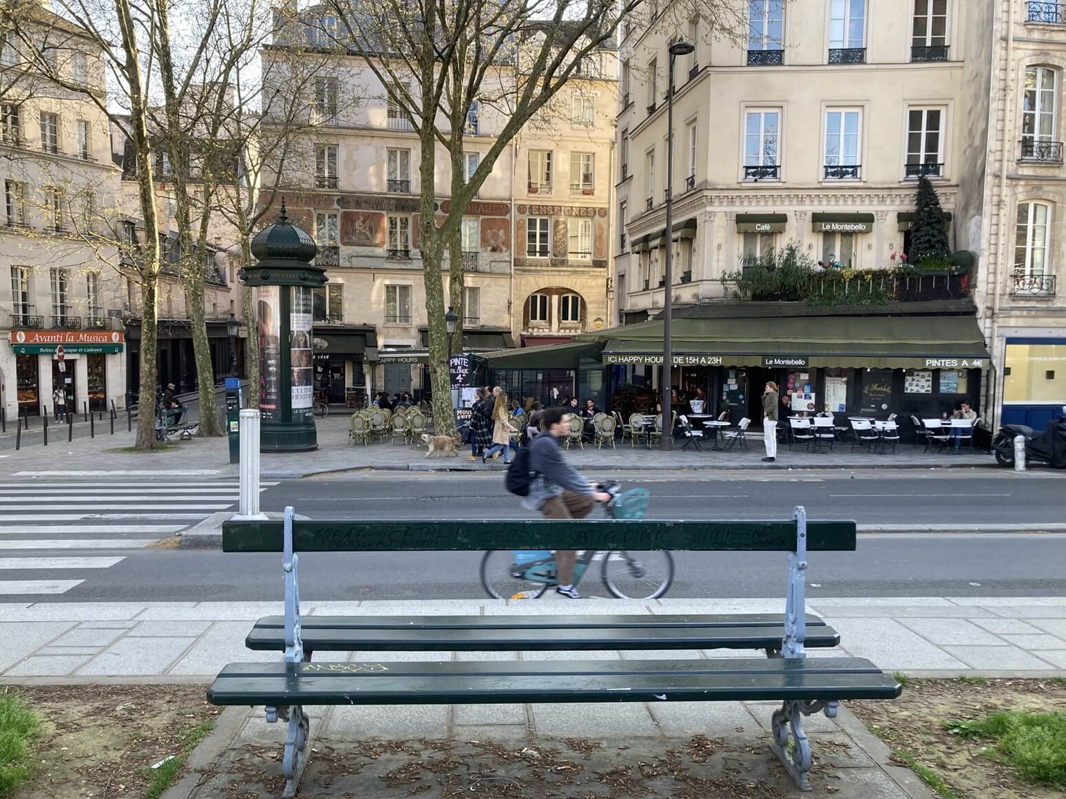 パリ・カルチャー情報「パリの街を染める“あの緑”はどこから? 不思議な色の正体」