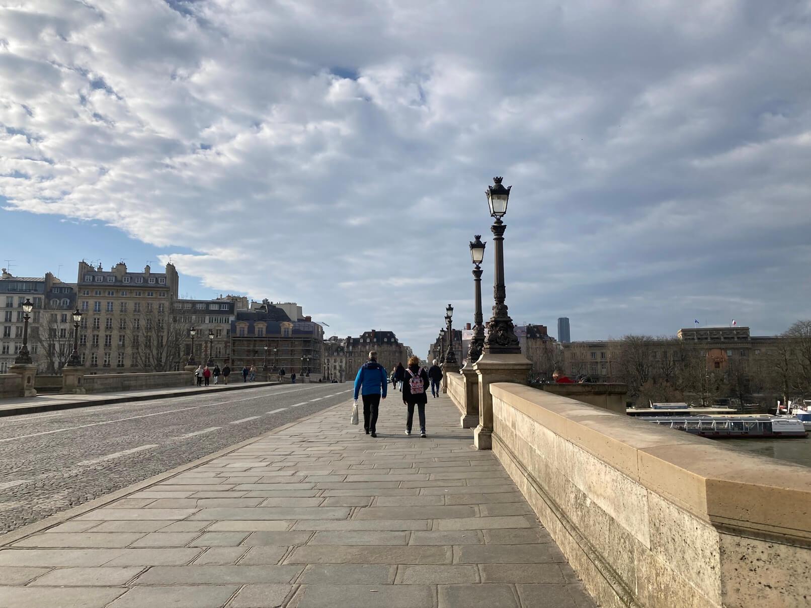 パリ・アート情報「パリ最古の橋、ポンヌフが舞台。巨大アートプロジェクトが進行中」