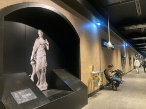 パリ・アート情報「パリの地下鉄ホームがアート作品に。日常の移動に美を」