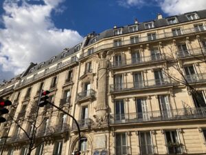 パリ・カルチャー情報「パリの建物を支える女性像、「カリアティード」の秘密」