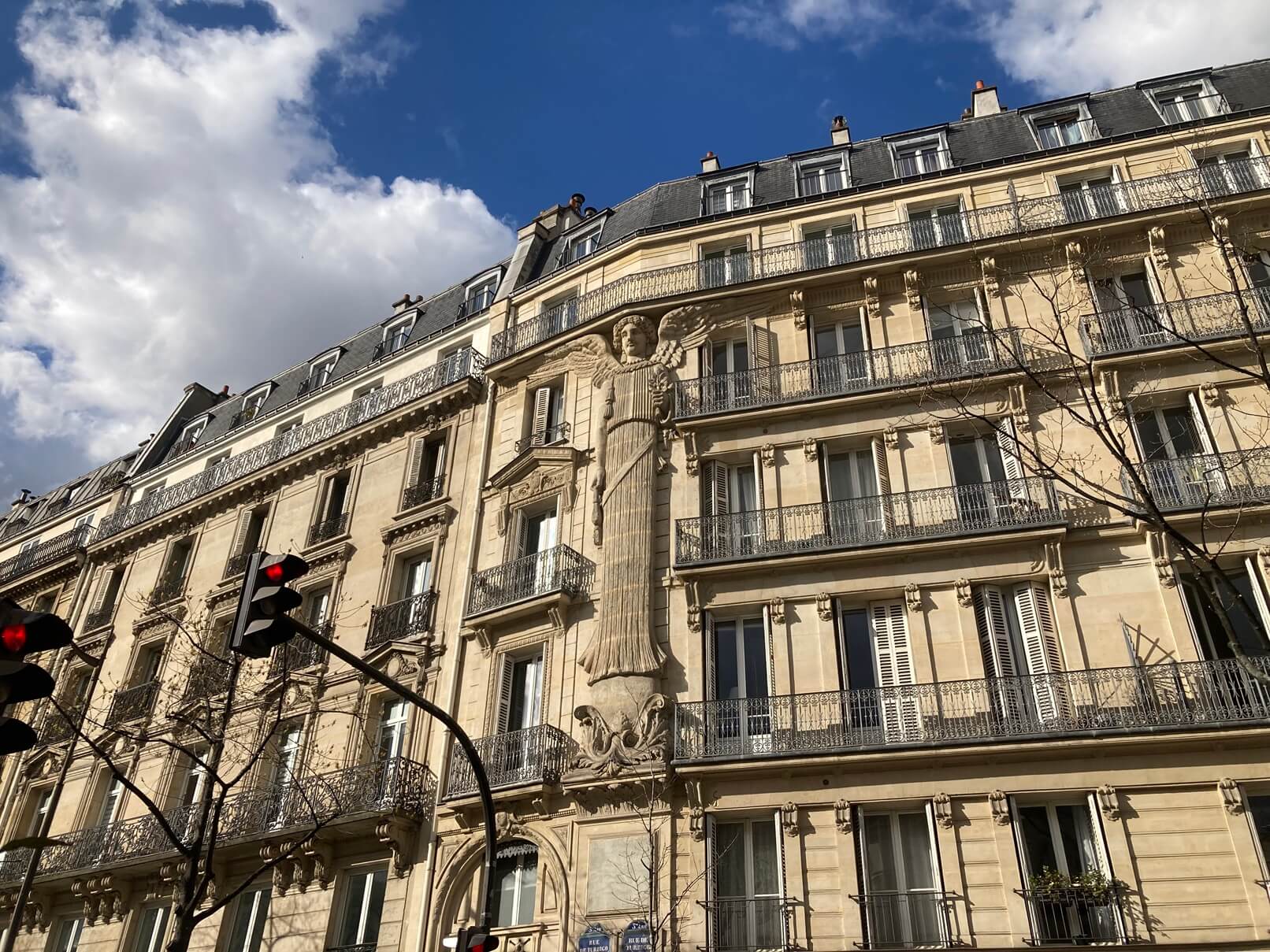 パリ・カルチャー情報「パリの建物を支える女性像、「カリアティード」の秘密」