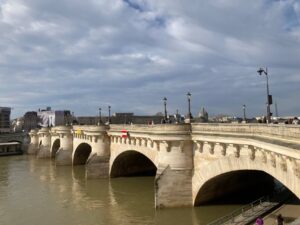 パリ・アート情報「パリ最古の橋、ポンヌフが舞台。巨大アートプロジェクトが進行中」