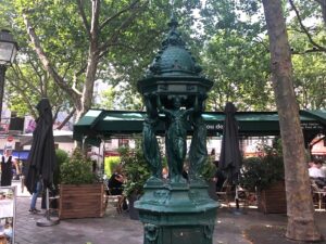 パリ・カルチャー情報「パリの街を染める“あの緑”はどこから？ 不思議な色の正体」