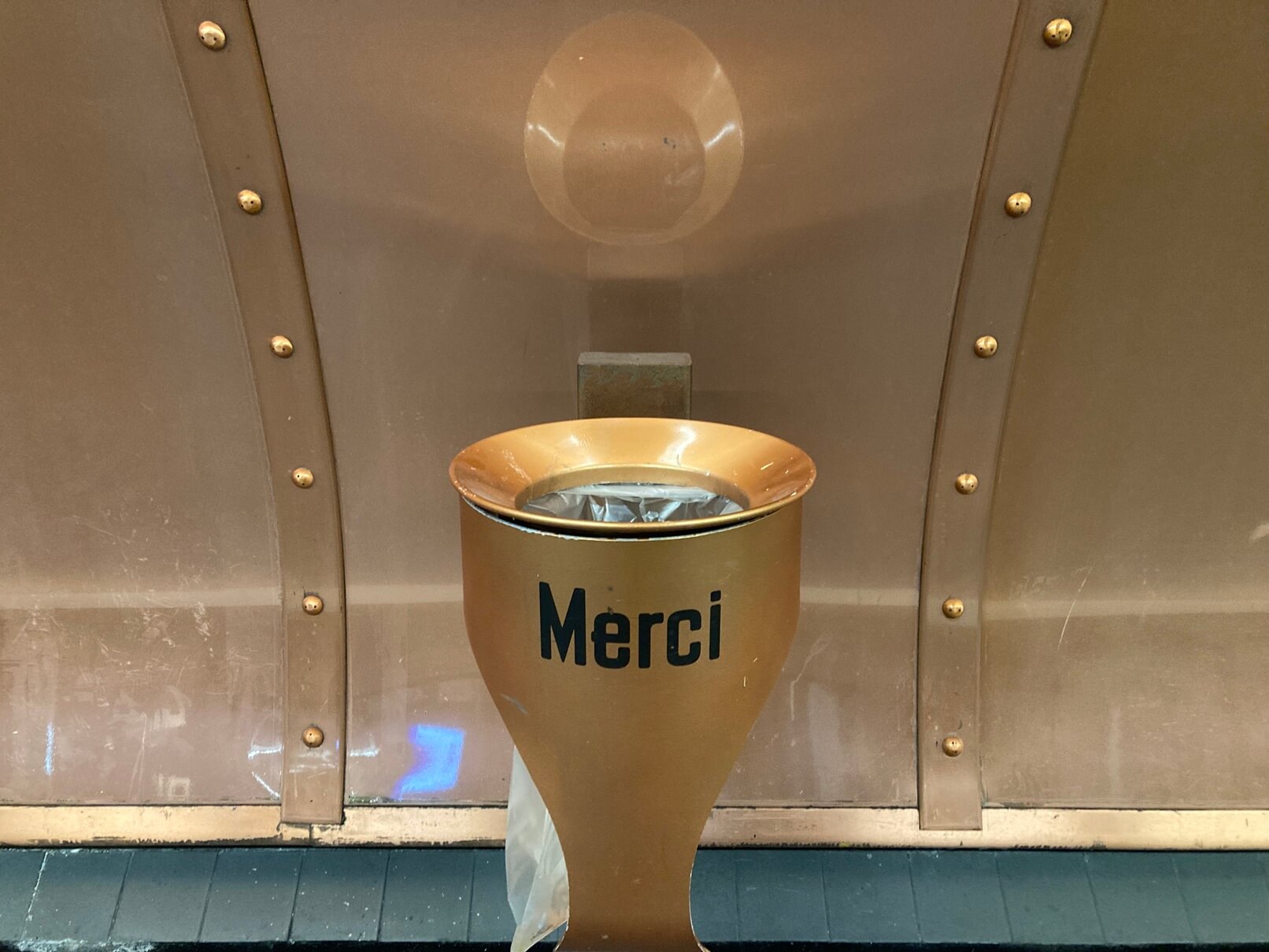 パリ・アート情報「パリの地下鉄ホームがアート作品に。日常の移動に美を」