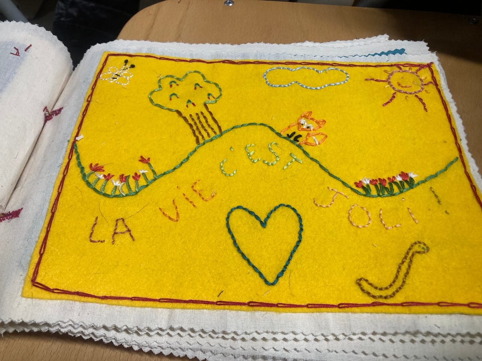 パリ・アート情報「刺繍でつながる、パリ10区の“布の本”。ヨーロッパ工芸の日2026」