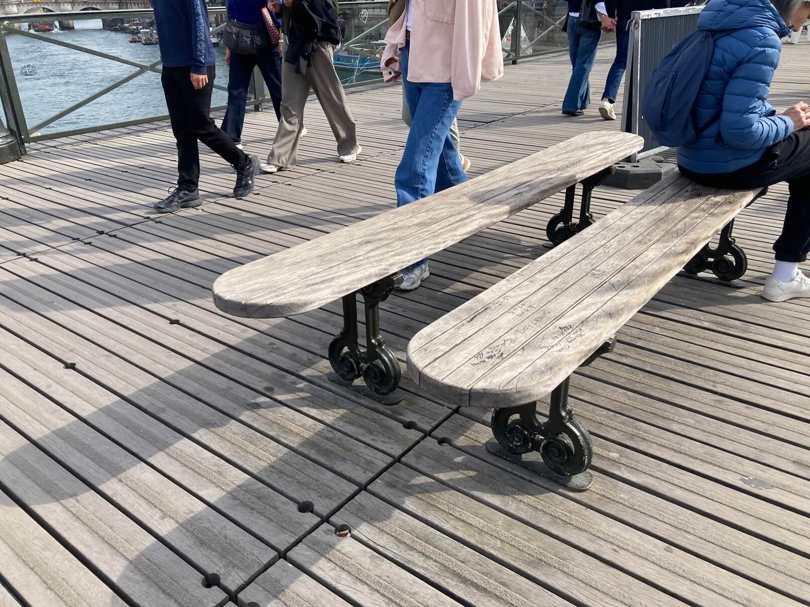 パリ・カルチャー情報「パリのベンチがつくる、滞在とフラヌリーの風景 」