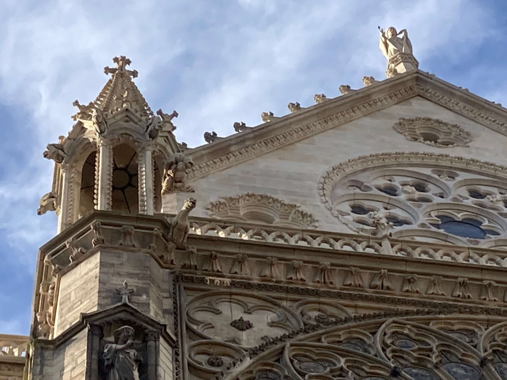 パリ・アート情報「守るために生まれた石像、パリのガーゴイル」