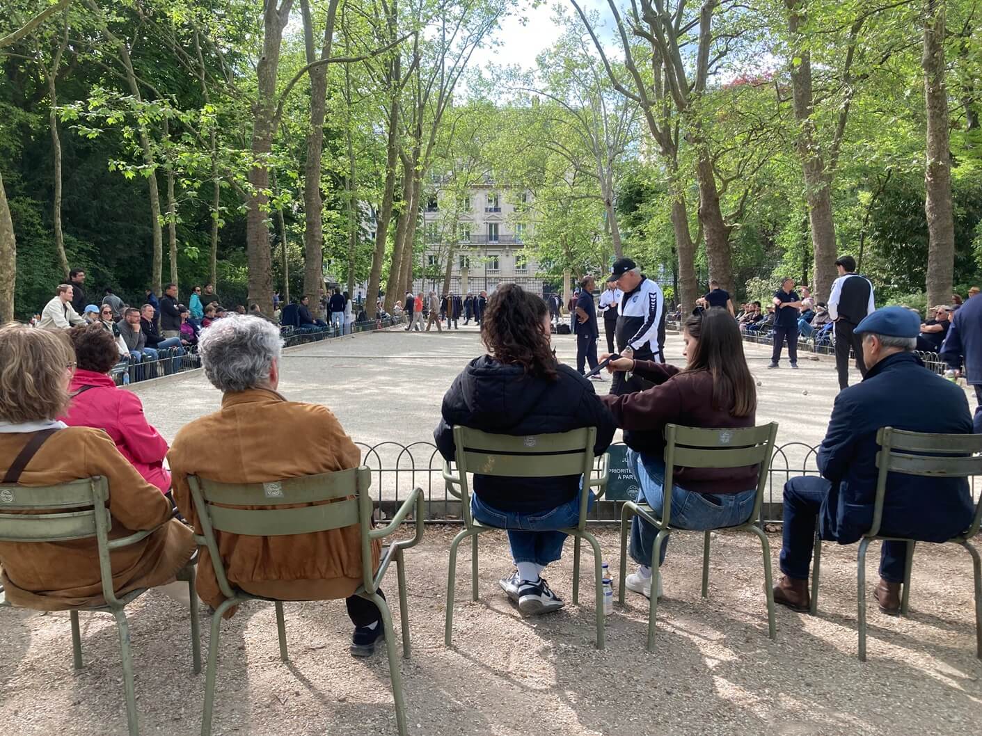 パリ・カルチャー情報「パリのベンチがつくる、滞在とフラヌリーの風景 」