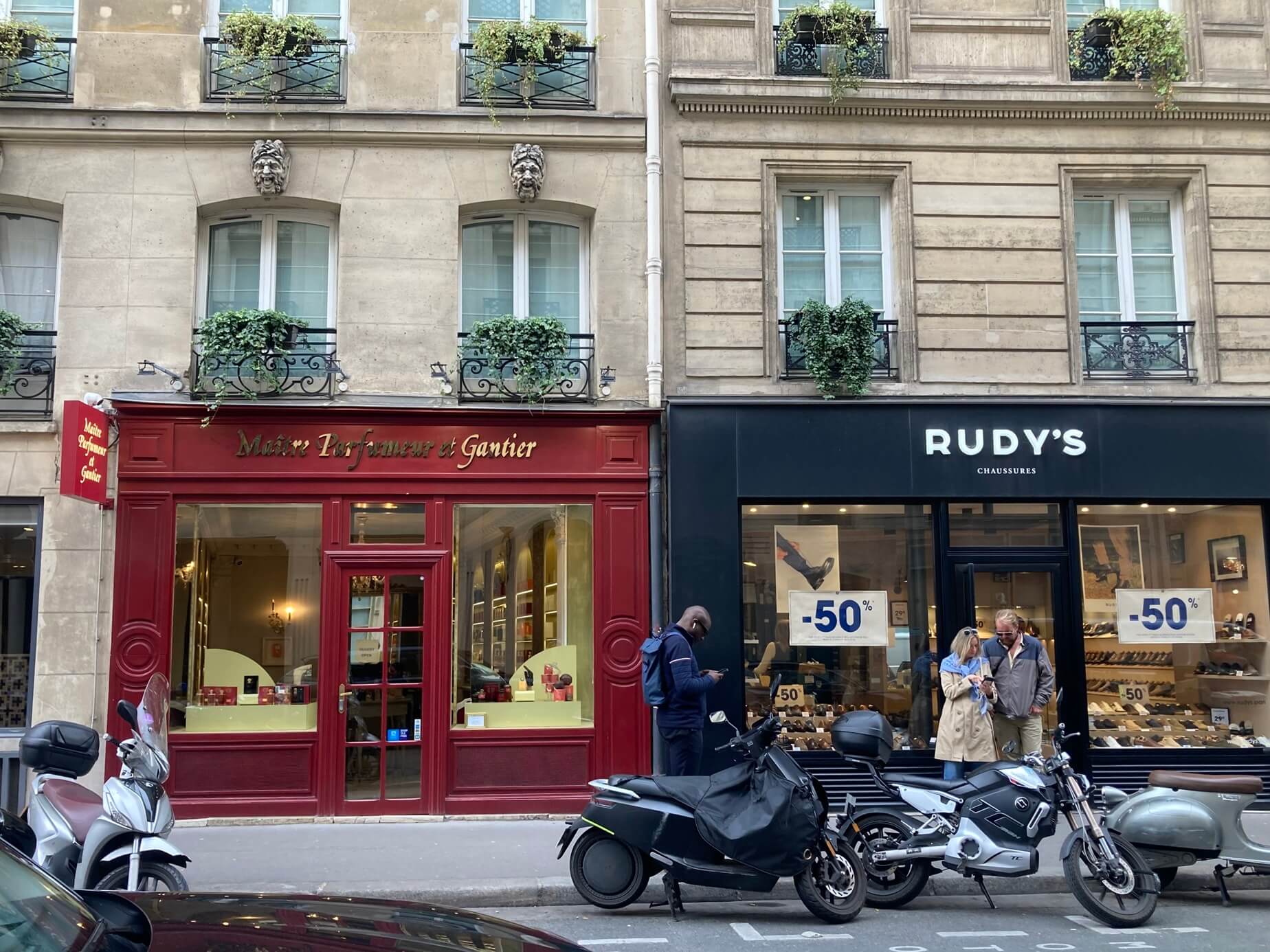 パリ・カルチャー情報「パリ、地上階のデザインに目を向けてみると」