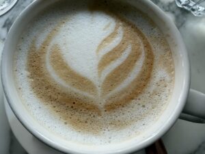 パリの朝、カフェで