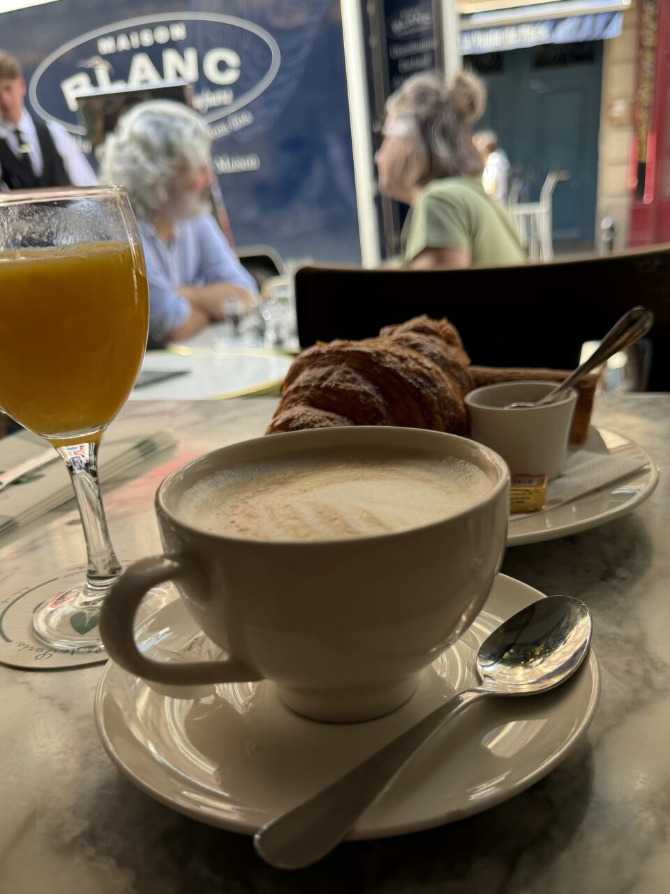パリの朝、カフェで