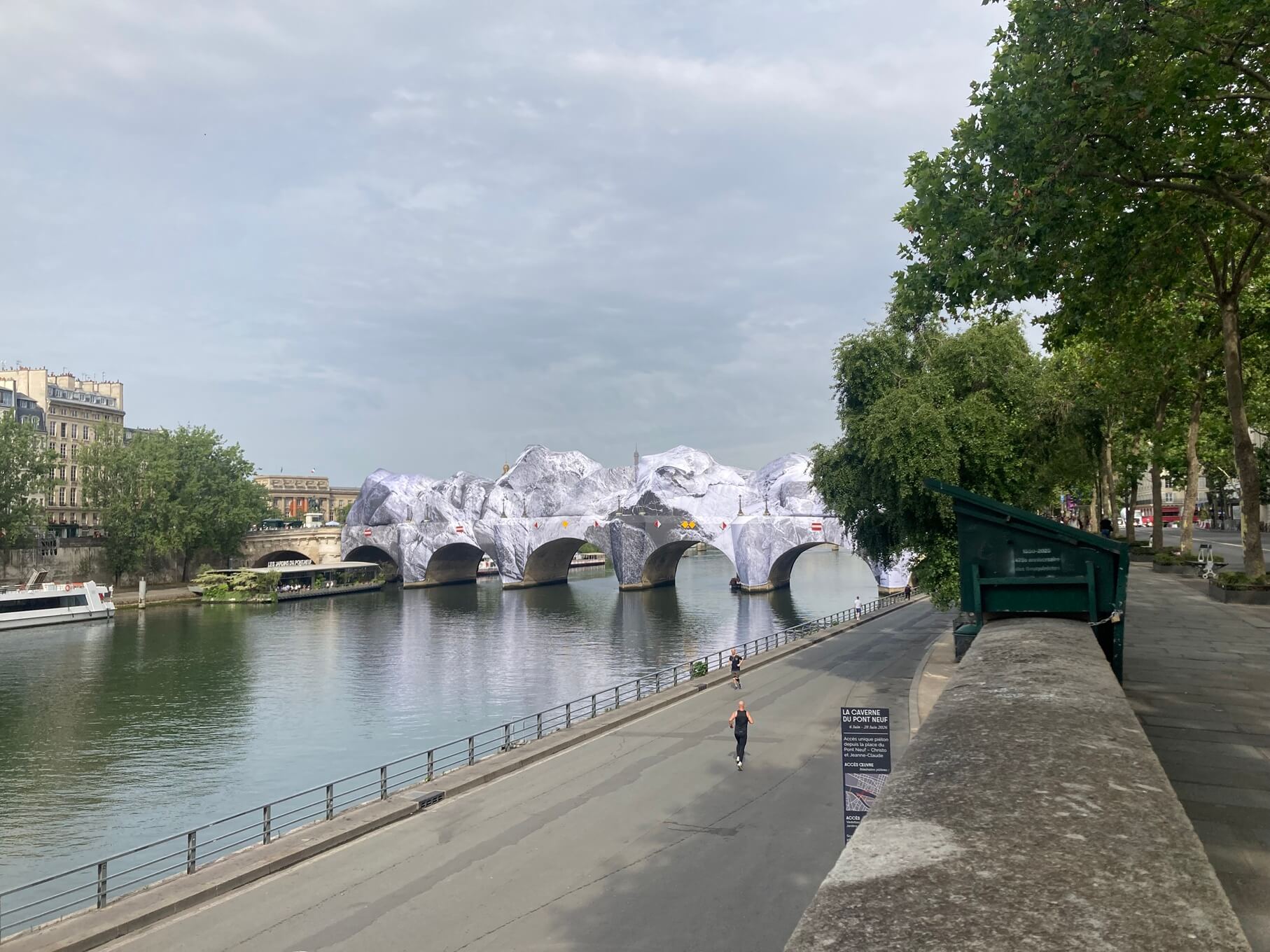 パリ・アート情報「パリの橋、ポンヌフが“洞窟アート”に。巨大インスタレーションが登場」