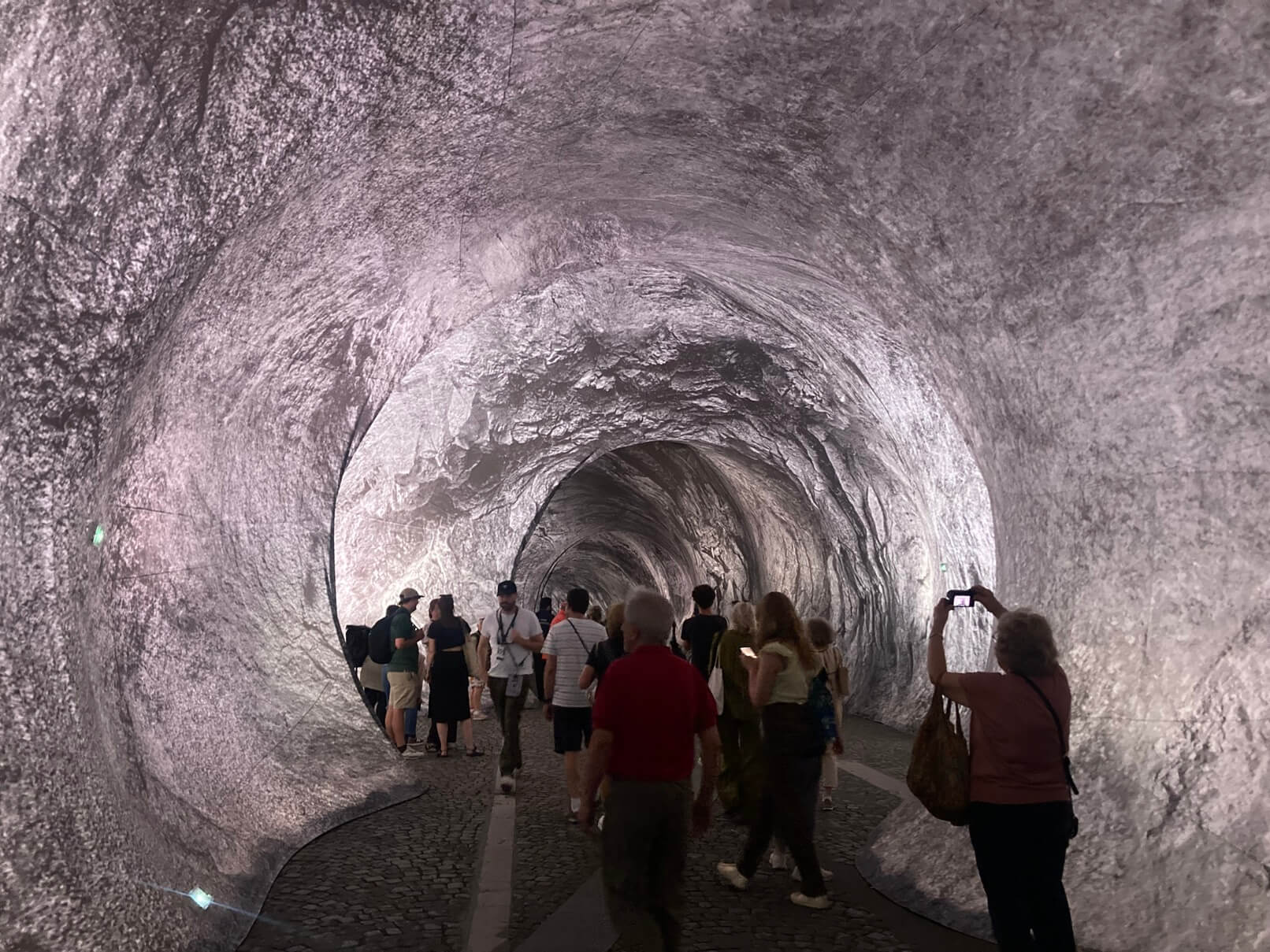 パリ・アート情報「パリの橋、ポンヌフが“洞窟アート”に。巨大インスタレーションが登場」