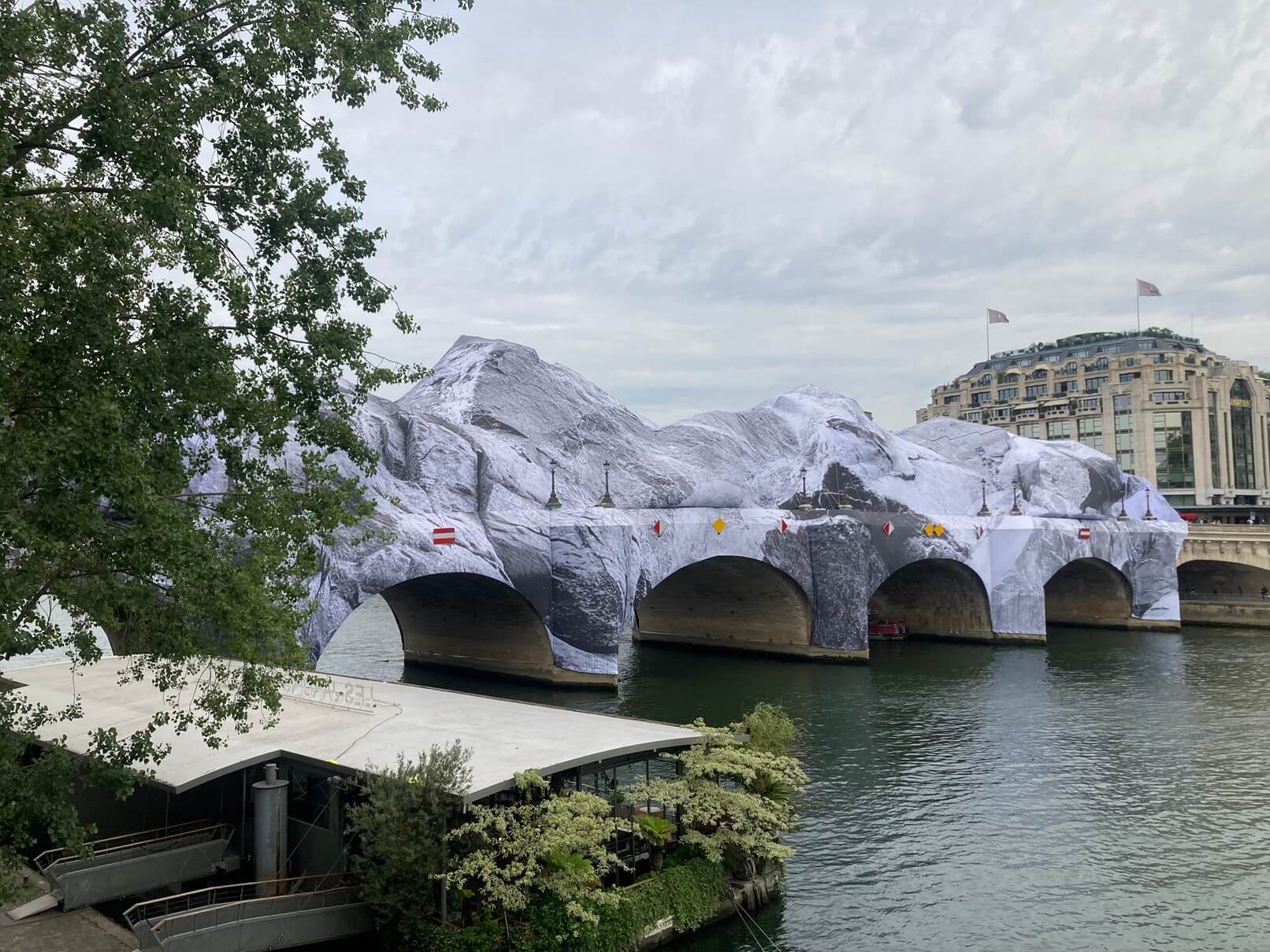パリ・アート情報「パリの橋、ポンヌフが“洞窟アート”に。巨大インスタレーションが登場」