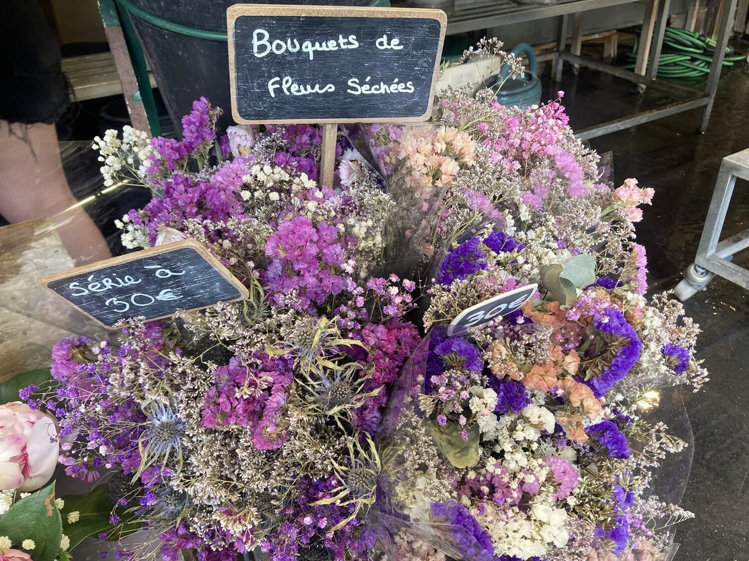 パリ・カルチャー情報「パリ市公式の花市場へ。街かどに受け継がれる花文化 」