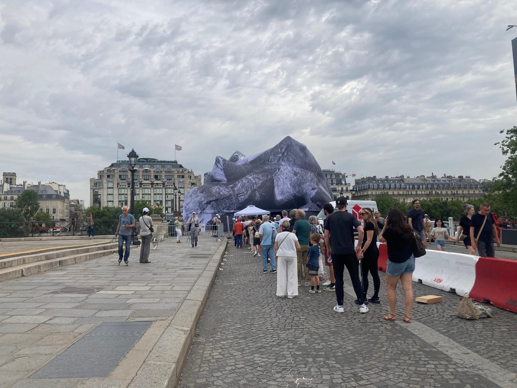 パリ・アート情報「パリの橋、ポンヌフが“洞窟アート”に。巨大インスタレーションが登場」