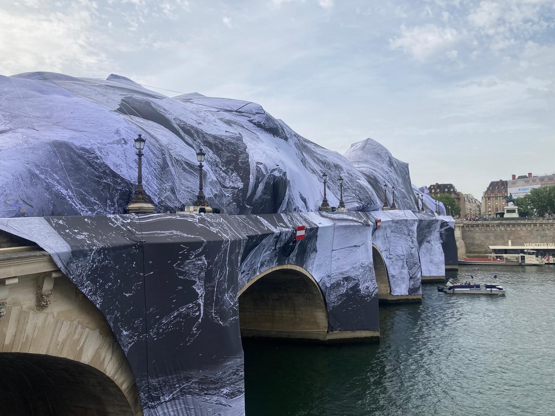 パリ・アート情報「パリの橋、ポンヌフが“洞窟アート”に。巨大インスタレーションが登場」