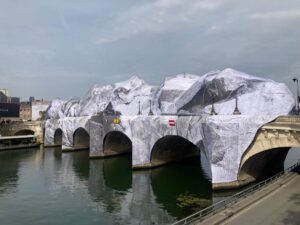 パリ・アート情報「パリの橋、ポンヌフが“洞窟アート”に。巨大インスタレーションが登場」