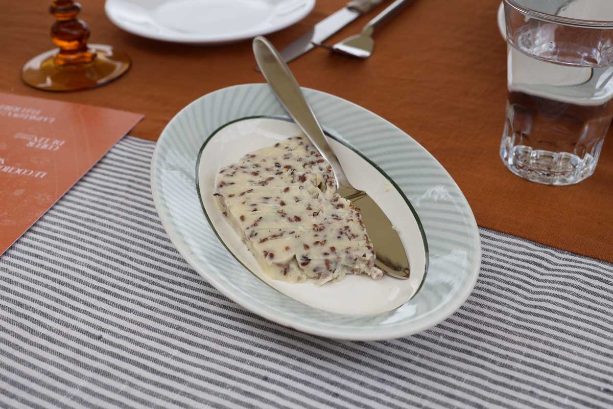 ノルマンディーの亜麻畑で、一期一会の奇妙な食卓