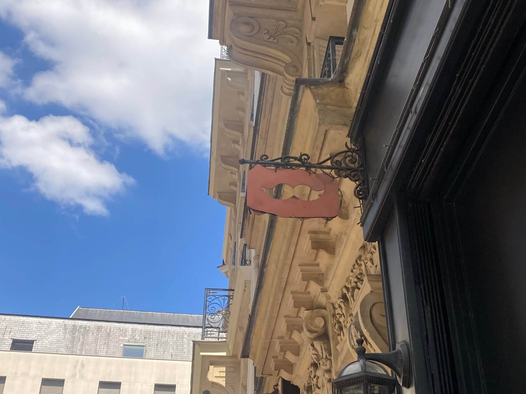 パリ・カルチャー情報「パリのカフェ、店名に込められた物語」