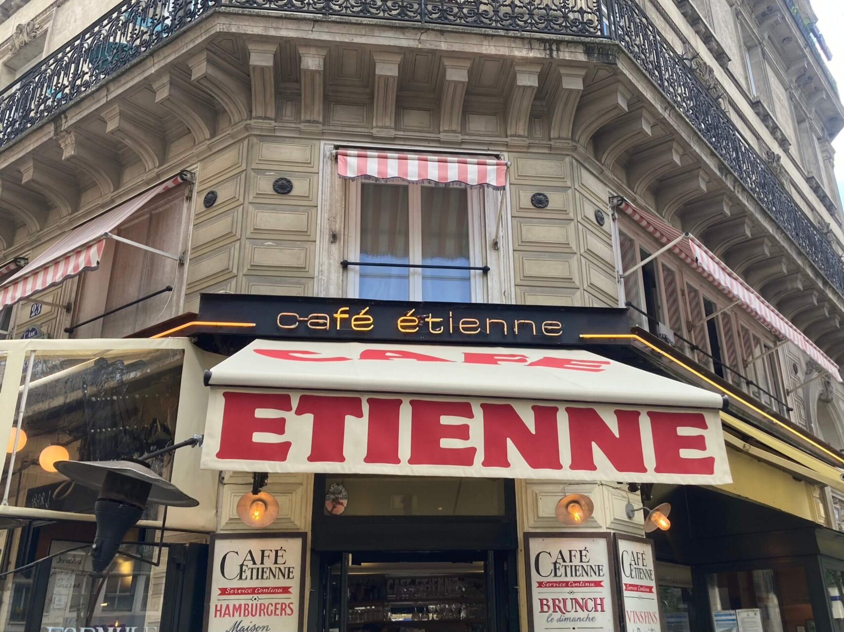 パリ・カルチャー情報「パリのカフェ、店名に込められた物語」