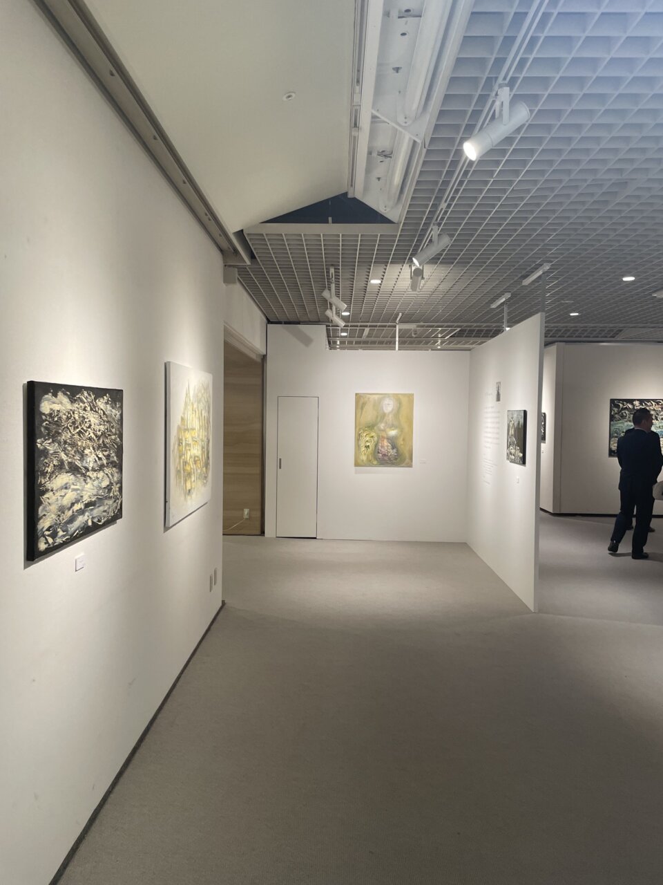 個展会場の設営が完了、まるで美術館!