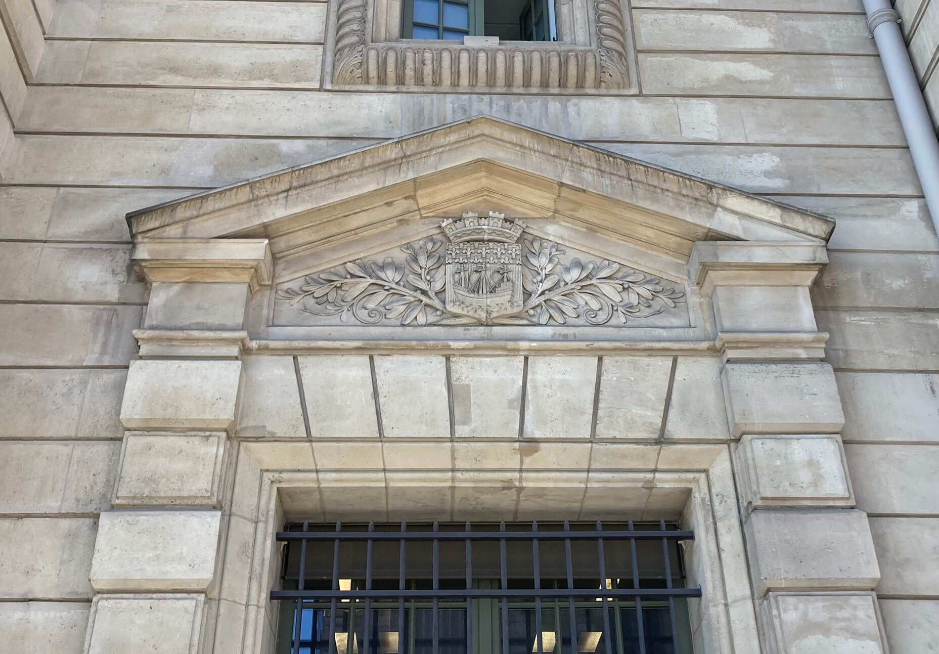 パリ・カルチャー情報「パリ、建物に残るモノグラムを追う。壁面の“印”が意味するもの」