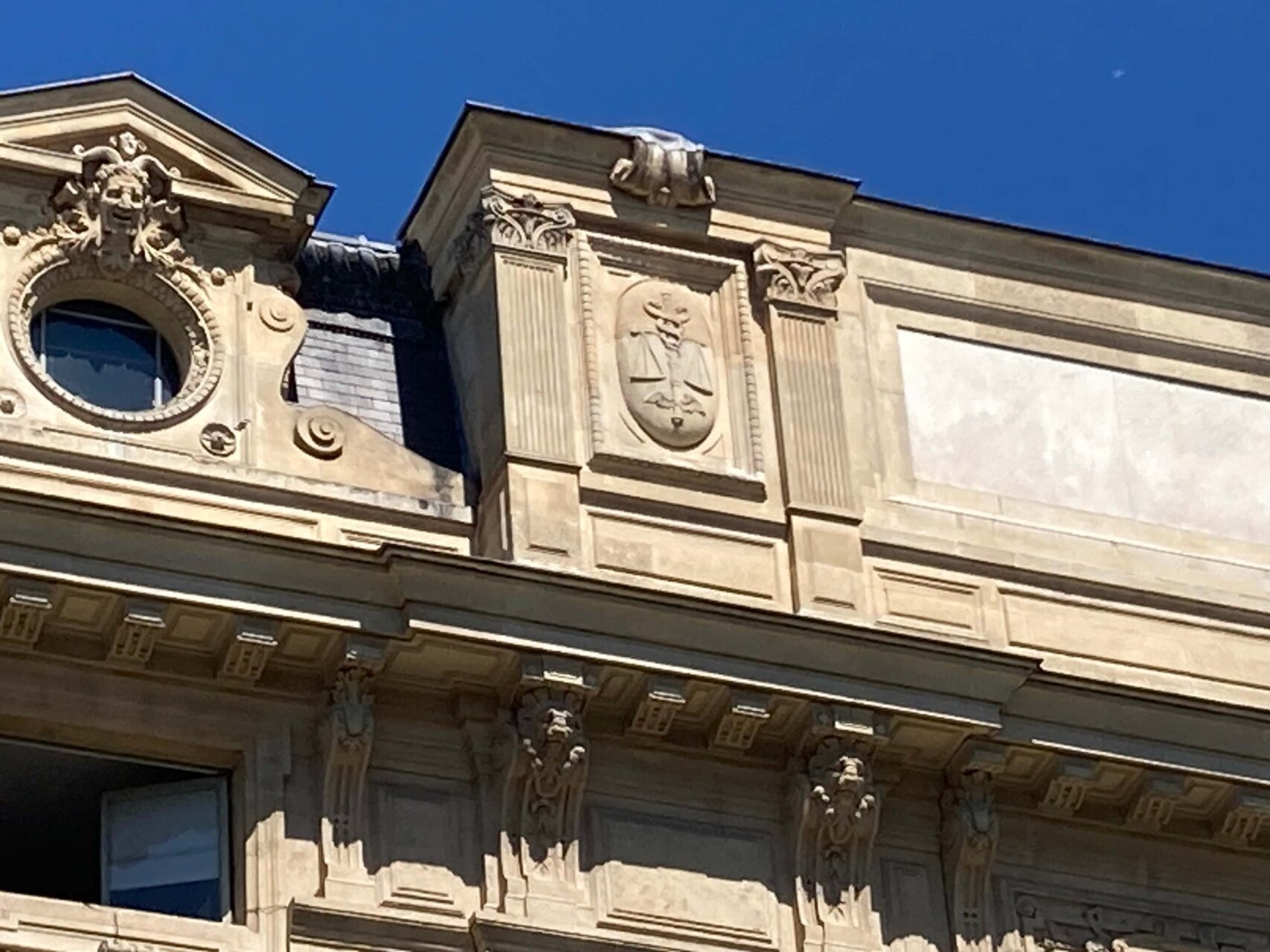 パリ・カルチャー情報「パリ、建物に残るモノグラムを追う。壁面の“印”が意味するもの」